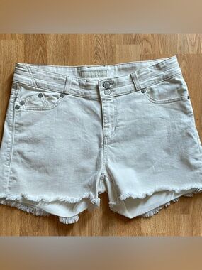 ROCK & REPUBLIC
Women's 98% Cotton Raw
Edge Shorts Size 12